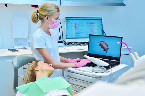 Orthodontist using digital scanner for treatment planning at SS Orthodontics in Glendale and Phoenix, AZ