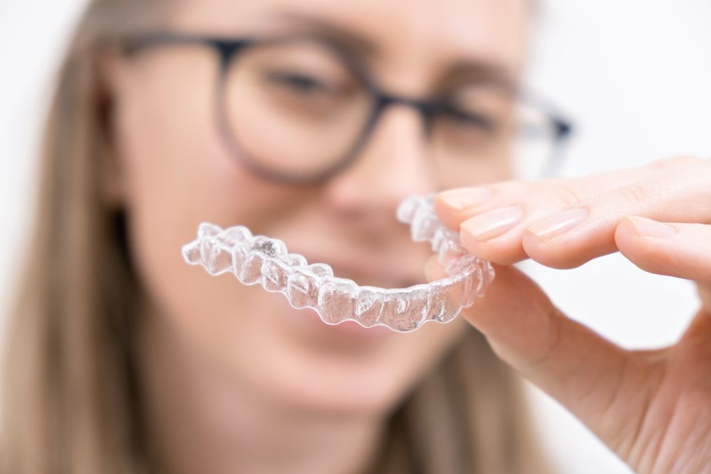smiling-woman-using-clear-plastic-removable-braces